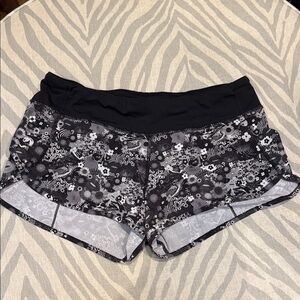 Rare 2017 SeaWheeze lululemon athletica Black and White Floral Athletic Shorts